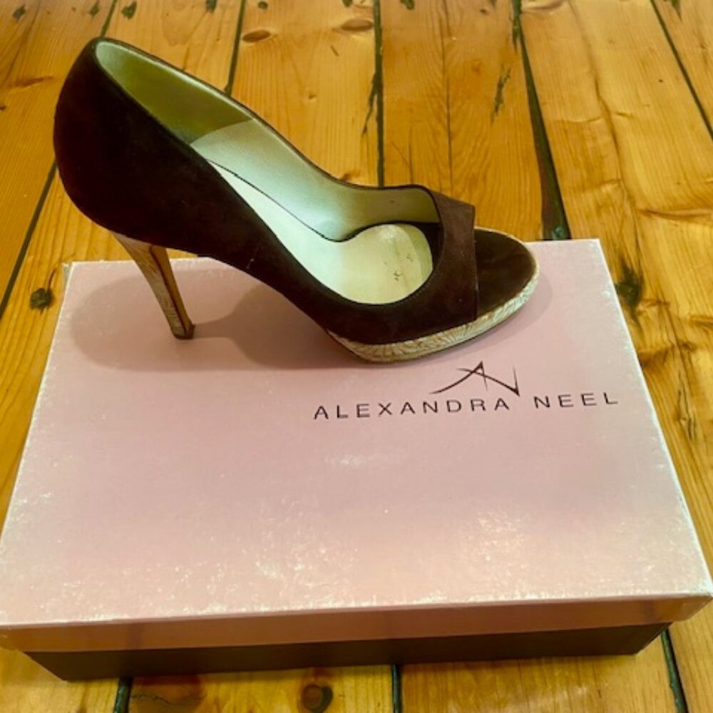 Alexandra Neel women's brown suede pumps, 4-inch heel, size 7 1/2. - Picture 3 of 10